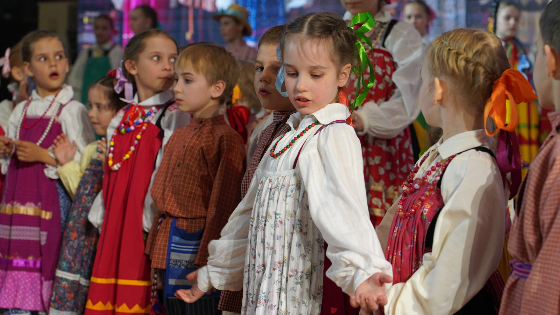 Участники большого хоровода и большого праздника
